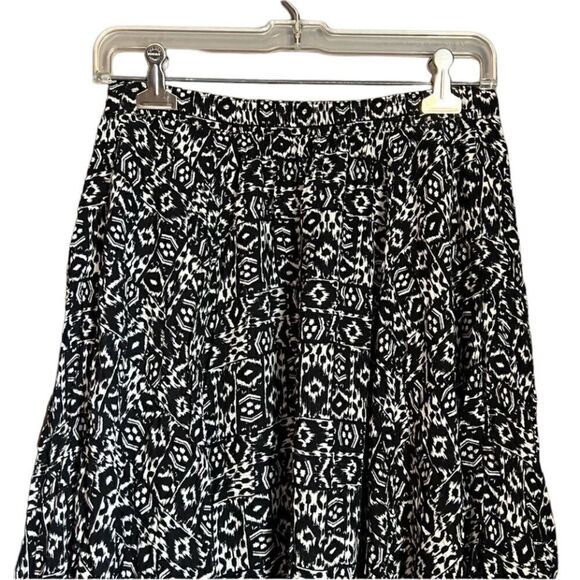 3 for $30! Hollister asymmetric black & white patterned skirt - Picture 9 of 10
